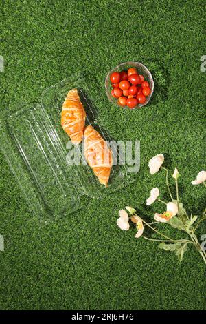 Vista dall'alto di un picnic sull'erba con croissant e altri dolci Foto Stock