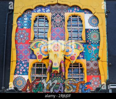 Coloratissimi motivi della facciata indiana, decorazioni ed elefanti, esterno del Namaste Shop, Camden High Street, Camden Town, Londra, Regno Unito Foto Stock