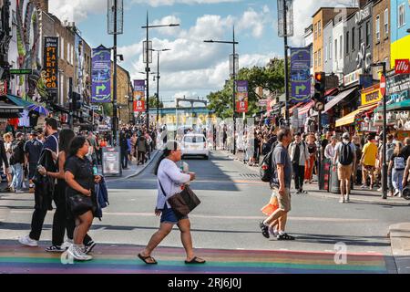 Turisti, visitatori, persone che fanno shopping nell'affollata Camden High Street, Camden Town, Londra, Inghilterra, Regno Unito Foto Stock