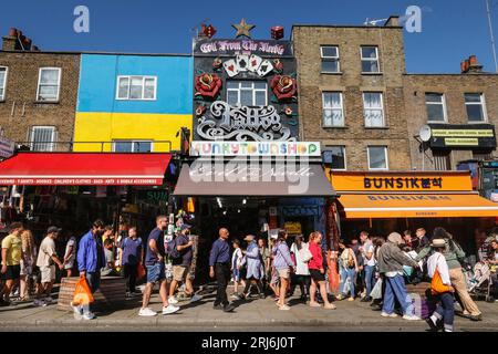 Turisti, visitatori, persone che fanno shopping nell'affollata Camden High Street, Camden Town, Londra, Inghilterra, Regno Unito Foto Stock