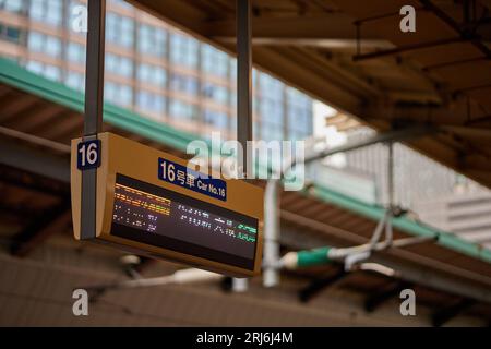 Il cruscotto informativo sull'arrivo del treno alla stazione di Tokyo. Foto Stock