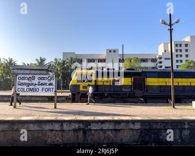 Un uomo che cammina su una piattaforma della stazione ferroviaria di Colombo Fort Foto Stock