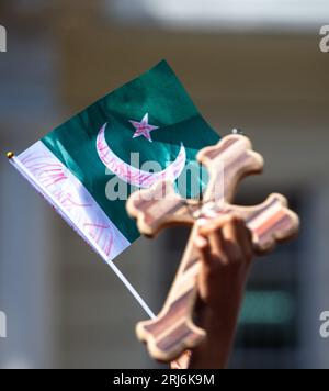 Londra, Regno Unito. 21 agosto 2023. i cristiani pakistani protestano contro gli incendi delle chiese e gli attacchi contro i cristiani al di fuori dell'alta Commissione del Pakistan a Londra. Credito: Tayfun salci / Alamy Live News Foto Stock