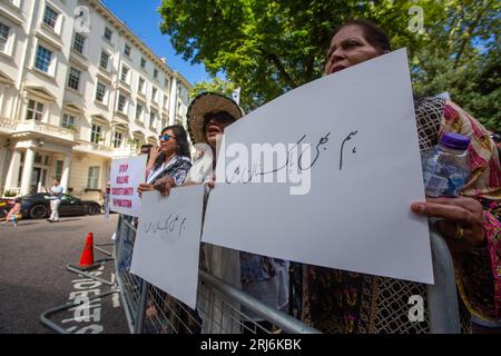 Londra, Inghilterra, Regno Unito. 21 agosto 2023. i cristiani pakistani protestano contro gli incendi e gli attacchi delle chiese contro i cristiani nel loro paese al di fuori dell'alta Commissione del Pakistan a Londra. (Immagine di credito: © Tayfun salci/ZUMA Press Wire) SOLO USO EDITORIALE! Non per USO commerciale! Foto Stock