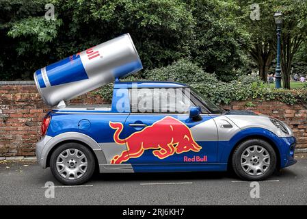 Veicolo promozionale Red Bull contrassegnato nell'emblema del marchio. Mini One Classic car modificata. Inghilterra, Regno Unito Foto Stock