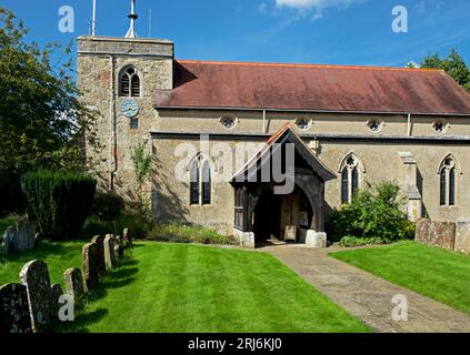 Chiesa di Ognissanti nel villaggio di Brill, Buckinghamshire, Inghilterra Regno Unito Foto Stock