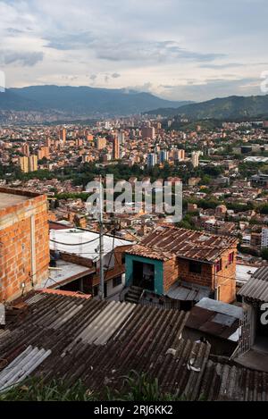 Vista sul quartiere la divisa in Comuna 13 a Medellin, Colombia Foto Stock