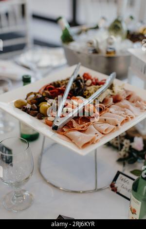 Un delizioso piatto di antipasti con una varietà di verdure, salumi e formaggi Foto Stock