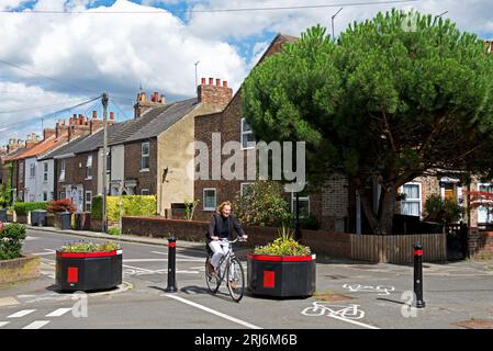 Controverse misure di calmante del traffico nella zona di Groves di York, North Yorkshire, Inghilterra, Regno Unito Foto Stock