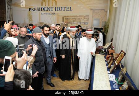 Lo sceicco Jameel Haleem e il mufti Sheikh Akhmed Tamim salutano i musulmani durante la celebrazione della festa islamica Mawlid (compleanno del profeta Maometto). Novembre Foto Stock