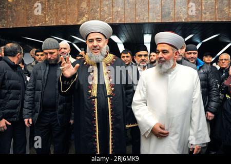 Lo sceicco Jameel Haleem e il mufti Sheikh Akhmed Tamim salutano i musulmani durante la celebrazione della festa islamica Mawlid (compleanno del profeta Maometto). Novembre Foto Stock