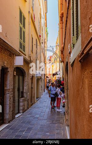 Monaco e il suo fascino al culmine dell'estate in un caldo ardente. Monaco et ses charmes en plein coeur de l'été sous une chaleur caniculaire. Foto Stock