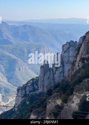 Il Montserrat è una maestosa catena montuosa con più vette situata in Catalogna, Spagna Foto Stock