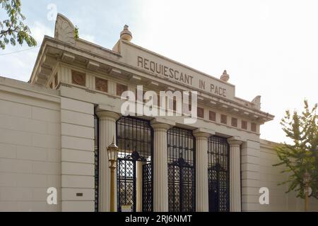 Cimitero di Recoleta a Buenos Aires, Argentina. Ingresso neoclassico con colonne doriche e porte forgiate in ferro. Foto Stock