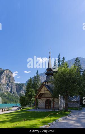 Lago di Braies (o Lago di Braies) chiesa lago famoso lago delle Dolomiti Alpi Italia Europa panorama extra ampio Foto Stock