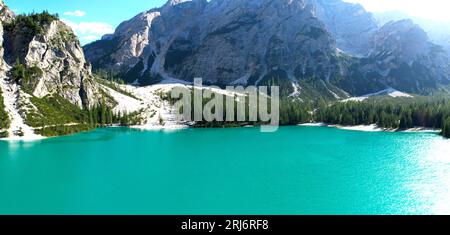 Lago di Braies (o Lago di Braies) famoso lago delle Dolomiti Alpi Italia Europa immagine aerea panoramica molto ampia Foto Stock