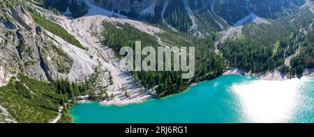 Lago di Braies (o Lago di Braies) famoso lago delle Dolomiti Alpi Italia Europa immagine aerea panoramica molto ampia Foto Stock