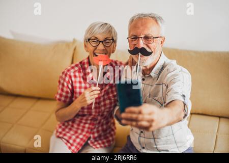 Coppia matura felice sta avendo divertimento nel paese. Foto Stock