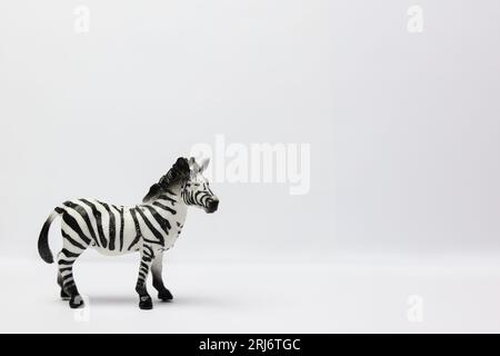 un giocattolo di plastica zebra su sfondo bianco Foto Stock