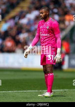 Il portiere del Southampton Gavin Bazunu in azione durante la partita del campionato Sky Bet all'Home Park di Plymouth. Data foto: Sabato 19 agosto 2023. Foto Stock