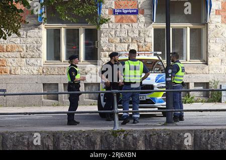 Un oggetto sospetto e pericoloso è stato trovato a Svartån nel centro di Örebro, in Svezia, domenica. Secondo le informazioni, sono i pescatori che hanno pescato una granata dall'acqua. Foto Stock