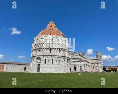 piazza dei miracoli con torre pendente a pisa Foto Stock