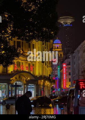 Vista di Nanjing Road a Shanghai, Cina, dopo una doccia a pioggia Foto Stock