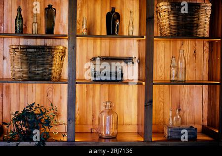 Un primo piano di un'attraente scaffalatura in legno in un giorno di solennità a Stellenbosch, Sudafrica Foto Stock