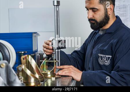 linea di produzione di una fabbrica di ruote. con macchine industriali. Foto Stock
