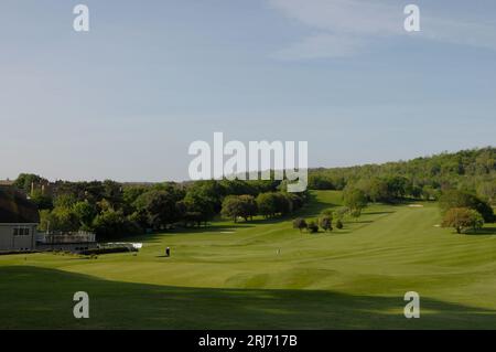 Vista dal 9th Tee Down oltre l'8th Green and Golf Course e il Clubhouse Willingdon Golf Club, Eastbourne, Sussex, Inghilterra Foto Stock