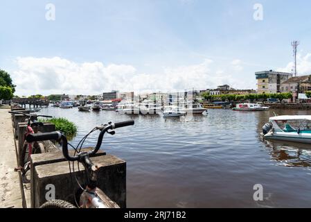 Valenca, Bahia, Brasile - 10 gennaio 2023: Vista sul fiume una e sul bordo della città di Valenca con edifici commerciali. Città turistica in BR Foto Stock