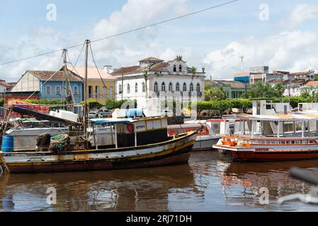 Valenca, Bahia, Brasile - 10 gennaio 2023: Vista panoramica sul fiume una e sul bordo della città di Valenca con edifici commerciali. Bahia Brasile Foto Stock