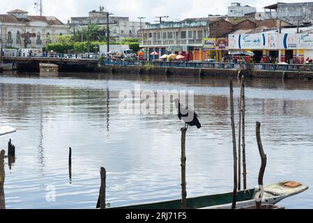 Valenca, Bahia, Brasile - 10 gennaio 2023: Vista sul fiume una e sul bordo della città di Valenca con edifici commerciali. Città turistica in BR Foto Stock