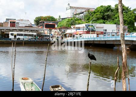 Valenca, Bahia, Brasile - 10 gennaio 2023: Vista della chiesa di Matriz con gli edifici commerciali e il fiume una sotto. Città turistica di Valenca in Foto Stock