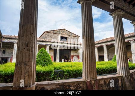 Giardino interno alla Casa del Menandro, tra le rovine dell'antica città di Pompei, in Campania Foto Stock