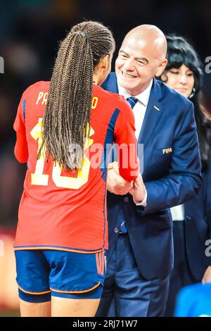 Sydney, nuovo Galles del Sud, Australia. 20 agosto 2023. SYDNEY, AUSTRALIA - 20 AGOSTO: Gianni Infantino, presidente della FIFA, si congratula con la spagnola Salma PARALLUELO durante la cerimonia di premiazione dopo che la Spagna ha battuto l'Inghilterra nella finale della Coppa del mondo femminile FIFA Australia e nuova Zelanda 2023 allo Stadium Australia il 20 agosto 2023 (Credit Image: © Chris Putnam/ZUMA Press Wire) SOLO USO EDITORIALE! Non per USO commerciale! Foto Stock
