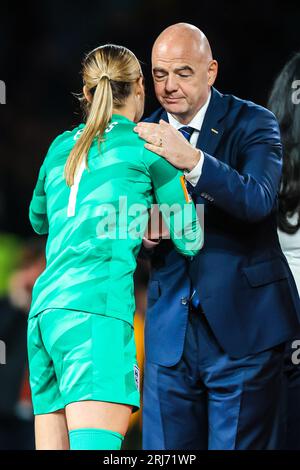 Sydney, nuovo Galles del Sud, Australia. 20 agosto 2023. SYDNEY, AUSTRALIA - 20 AGOSTO: Gianni Infantino, presidente della FIFA, consola Mary Earps of England durante la cerimonia di premiazione dopo che la Spagna ha battuto l'Inghilterra nella finale della Coppa del mondo femminile FIFA Australia e nuova Zelanda 2023 allo Stadium Australia il 20 agosto 2023 (immagine di credito: © Chris Putnam/ZUMA Press Wire) SOLO USO EDITORIALE! Non per USO commerciale! Foto Stock
