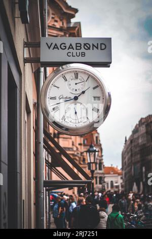 Un vecchio orologio rustico pende dal lato di un edificio in mattoni in Germania Foto Stock