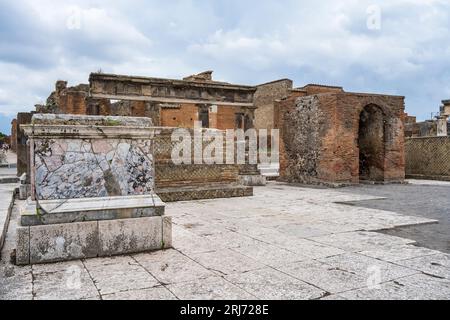 Zoccolo in marmo nel foro Romano nelle rovine dell'antica città di Pompei, nella regione Campania dell'Italia meridionale Foto Stock