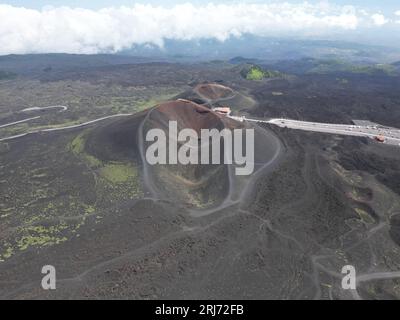 Una vista aerea del cratere Silvestri sulle pendici dell'Etna, sull'isola italiana della Sicilia Foto Stock