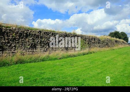 Mura romane ben conservate e imponenti che circondano Venta Silurum, un insediamento romano, il villaggio di Caerwent, Galles del Sud. Agosto 2023.cym Foto Stock