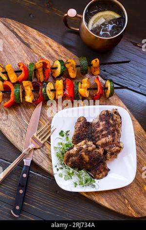 Una vista dall'alto della cena shish kebab su un vassoio di legno Foto Stock