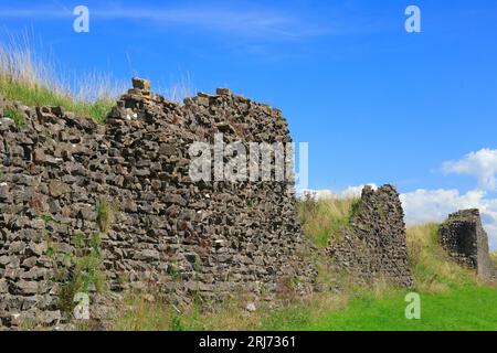 Mura romane ben conservate e imponenti che circondano Venta Silurum, un insediamento romano, il villaggio di Caerwent, Galles del Sud. Agosto 2023.cym Foto Stock