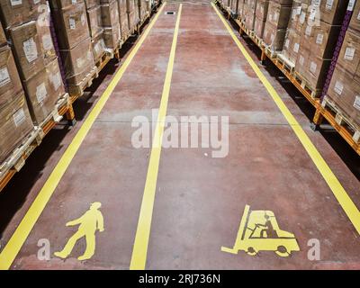 pallet di legno impilati l'uno sull'altro in un magazzino. linea di produzione dei fattori. Pila di pallet in legno. Pallet in legno industriale presso il magazzino della fabbrica. Foto Stock