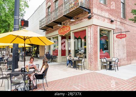 Augusta Georgia, Broad Street, James Brown Boulevard, Laziza Mediterranean Grill, donna donna donna donna donna donna donna donna donna, adulto, residenti, esterno, facciata dell'edificio Foto Stock