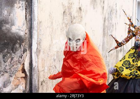 Santo Amaro, Bahia, Brasile - 23 luglio 2023: Le persone vestite di costumi e maschere terrore sono viste per le strade di Acupe. Città di Santo Amaro, Bahi Foto Stock