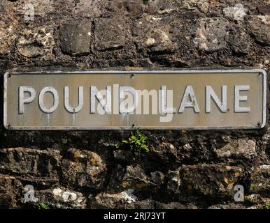 Sreet firma per Pound Lane contro un muro di pietra. Caerwent Village, Galles del Sud. Agosto 2023 Foto Stock