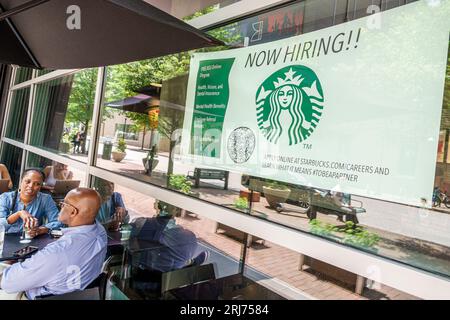 Charlotte North Carolina, Starbucks Coffee, cartello segnaletico, help wanted Now, assunzione online, economia del lavoro, Black African, etnia etnica, minoranza, Foto Stock