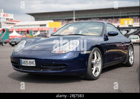 Vista frontale della classica Porsche 996 Carrera di colore blu Foto Stock