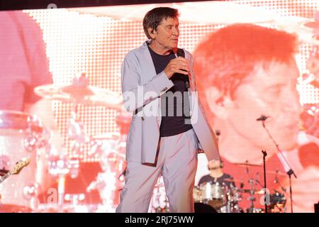 Baia Domizia, Italia. 20 agosto 2023. Gianni Morandi si esibisce sul palco dell'Arena dei Pini di Baia Domizia. (Foto di Francesco Cigliano/Pacific Press) Credit: Pacific Press Media Production Corp./Alamy Live News Foto Stock